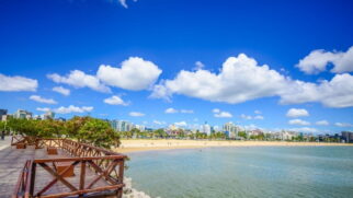 Conhecida como a 'Ilha do Mel', a cidade reúne desenvolvimento econômico, infraestrutura urbana moderna e contato direto com a natureza.