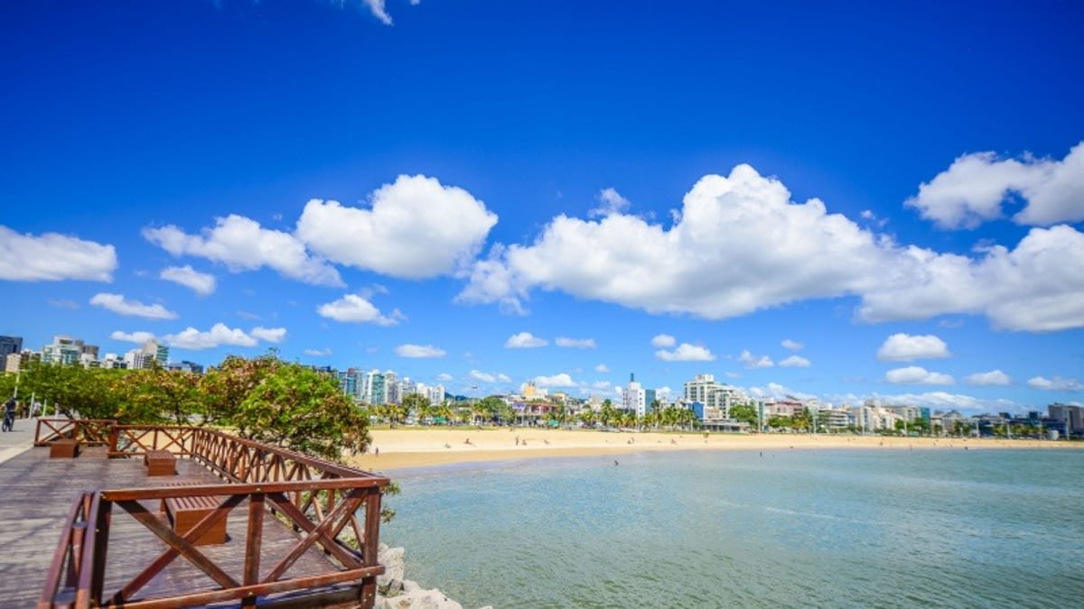 Conhecida como a 'Ilha do Mel', a cidade reúne desenvolvimento econômico, infraestrutura urbana moderna e contato direto com a natureza.