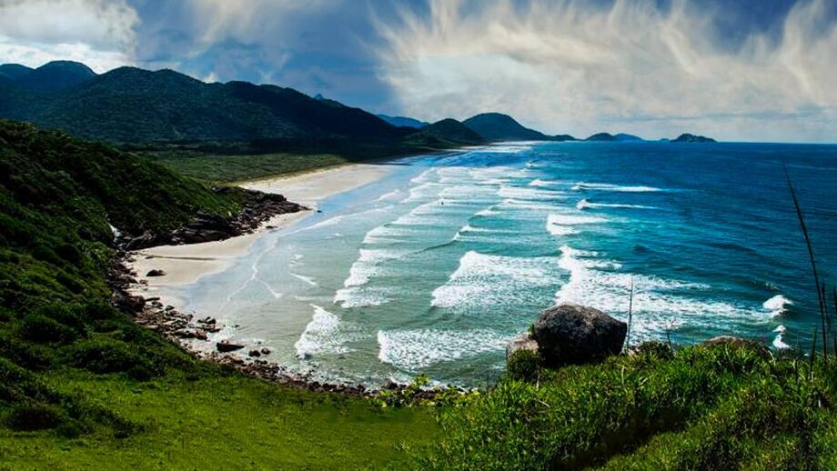 Localizada quase na divisa com o Paraná, a ilha tem acesso exclusivo por embarcações e convida o visitante a desacelerar