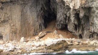Achados em falésias do Mediterrâneo provam que eles usavam fogo para fabricar ferramentas e criavam símbolos milhares de anos antes do previsto