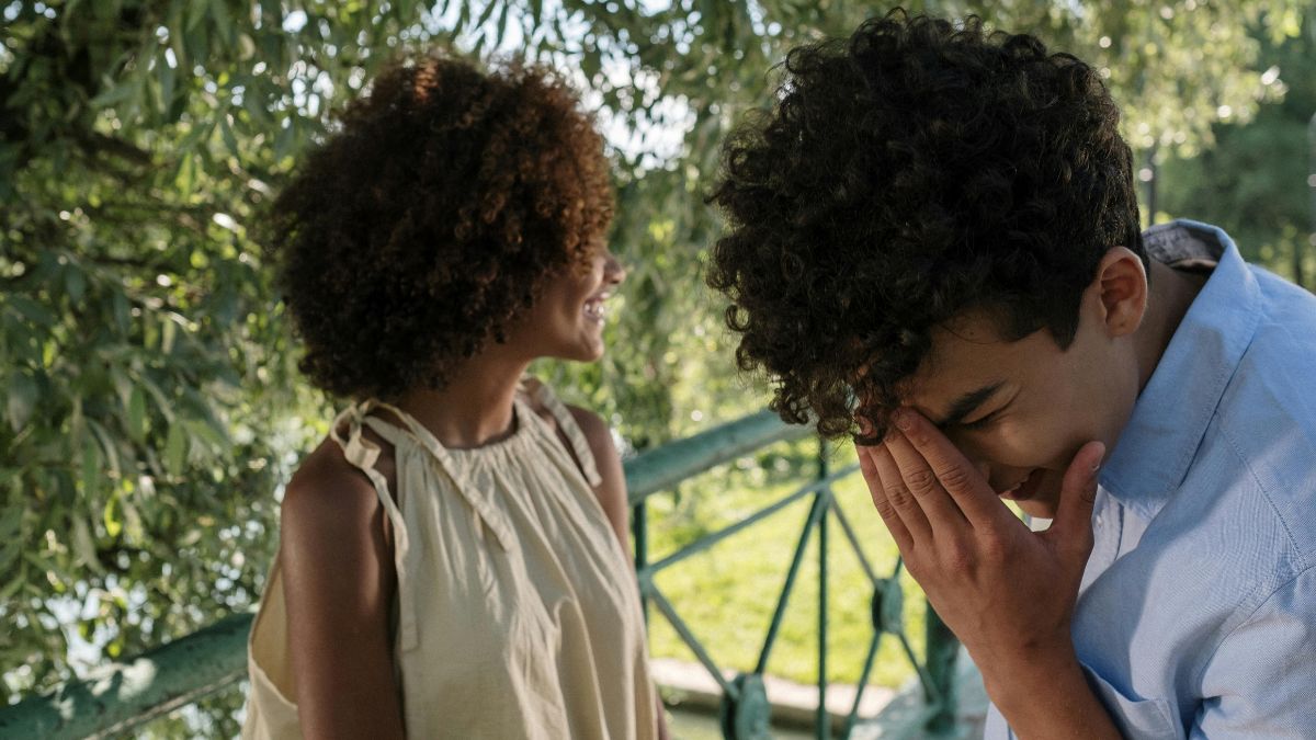 Saiba por que o riso involuntário é uma estratégia de autoproteção e não um sinal de frieza