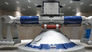 A máquina não viaja fisicamente pelo tempo, mas atua como um compressor de espaço e tempo