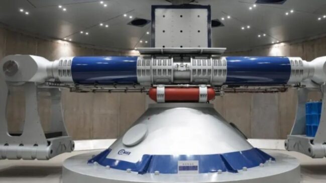 A máquina não viaja fisicamente pelo tempo, mas atua como um compressor de espaço e tempo