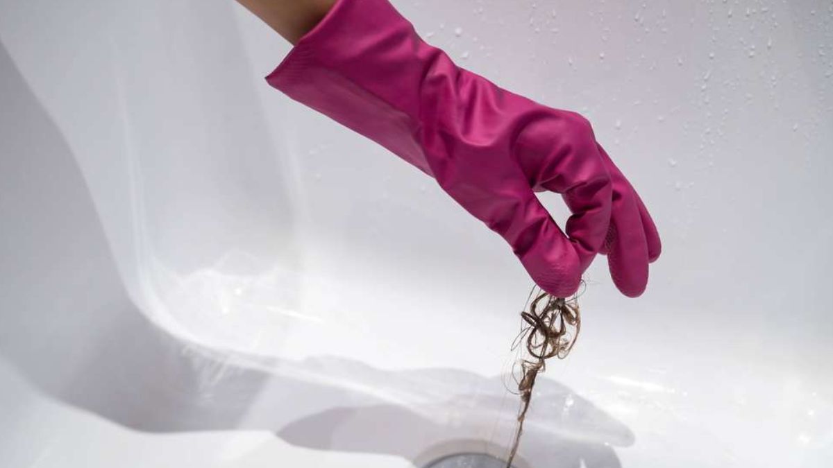 Entenda por que produtos químicos falham e qual a única forma de remover a sujeira que trava os canos.