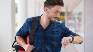 Psicólogos analisam como o hábito de se antecipar aos compromissos funciona como uma forma de proteção emocional
