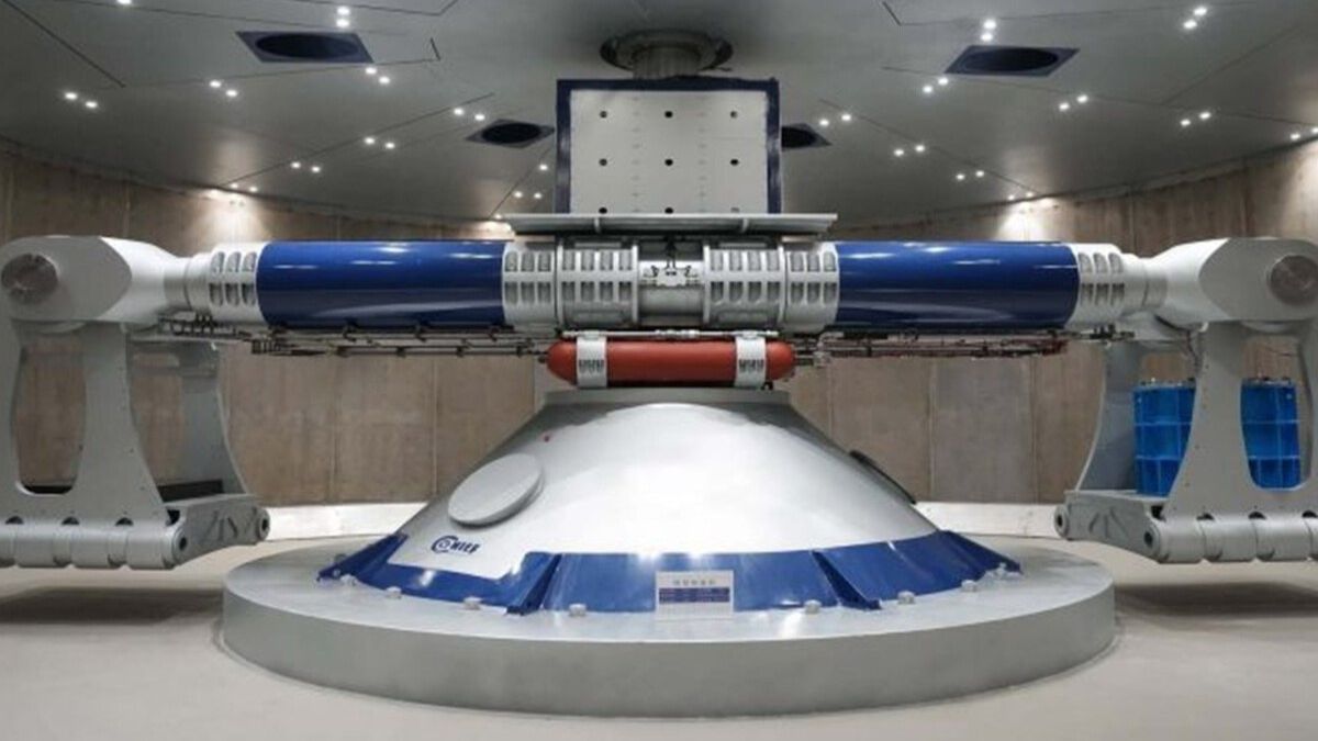 Instalada em laboratório subterrâneo, a CHIEF1900 usa hipergravidade para prever desastres e testar materiais em condições extremas de outro planeta.