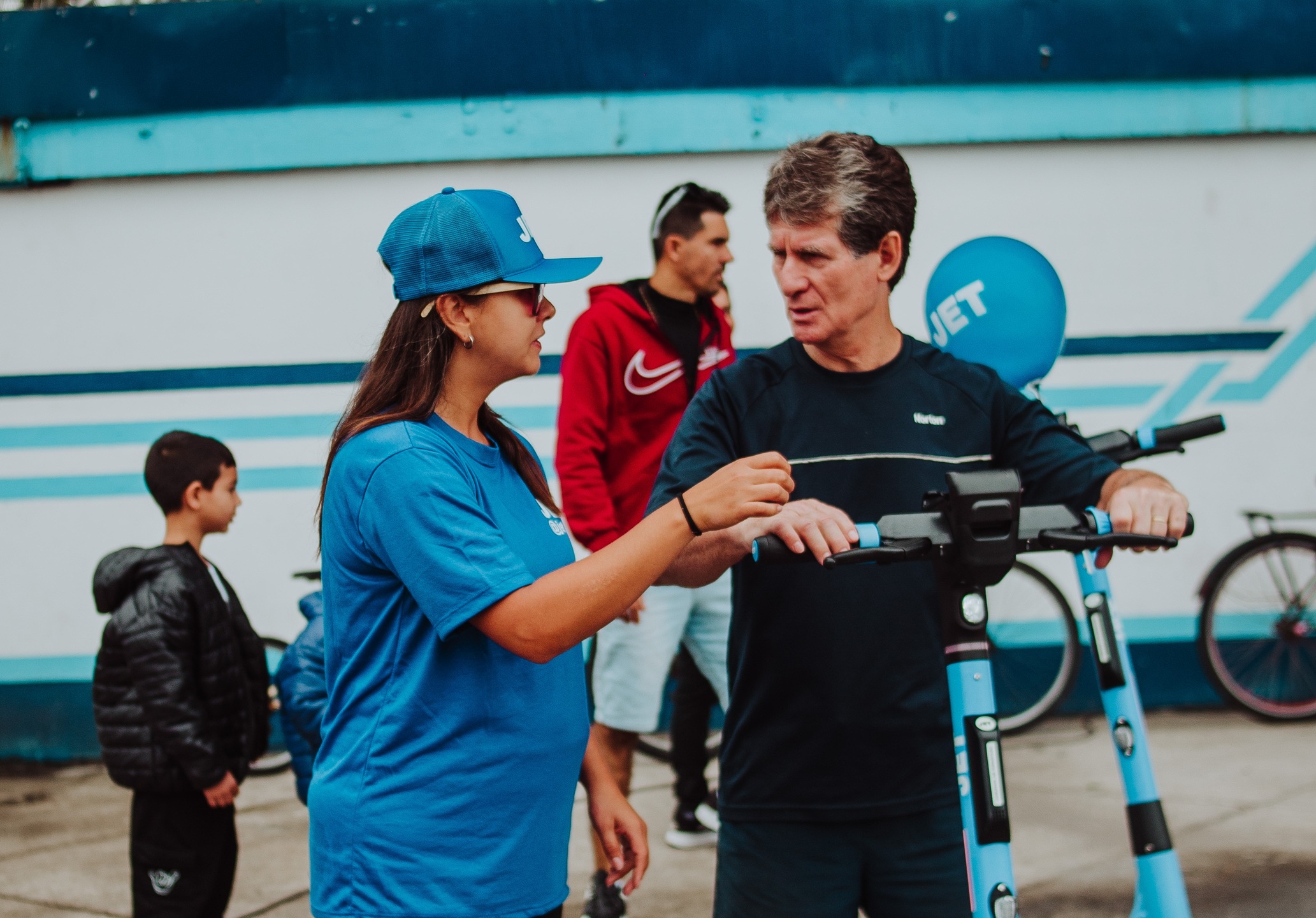 Os patinetes elétricos da JET ganham espaço como alternativa sustentável de mobilidade urbana