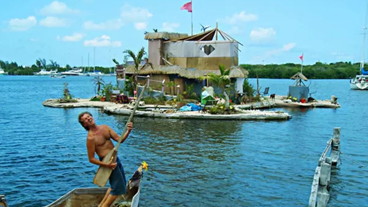 Sozinho, o britânico enviou ao mundo uma mensagem sobre sustentabilidade e reciclagem