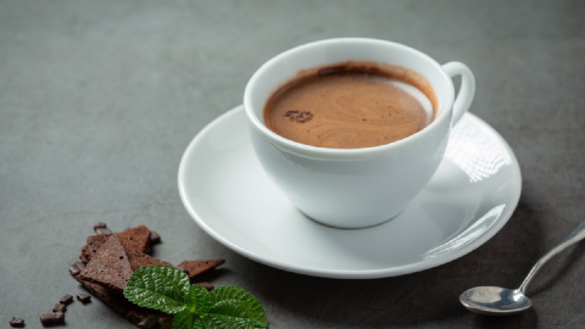 Um gole de chocolate quente pode abraçar a alma e ainda cuidar da sua saúde, desde que feito com cacau puro/Freepik