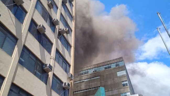 Um incêndio atingiu na tarde desta sexta-feira (30) os prédios do Instituto do Coração (InCor)