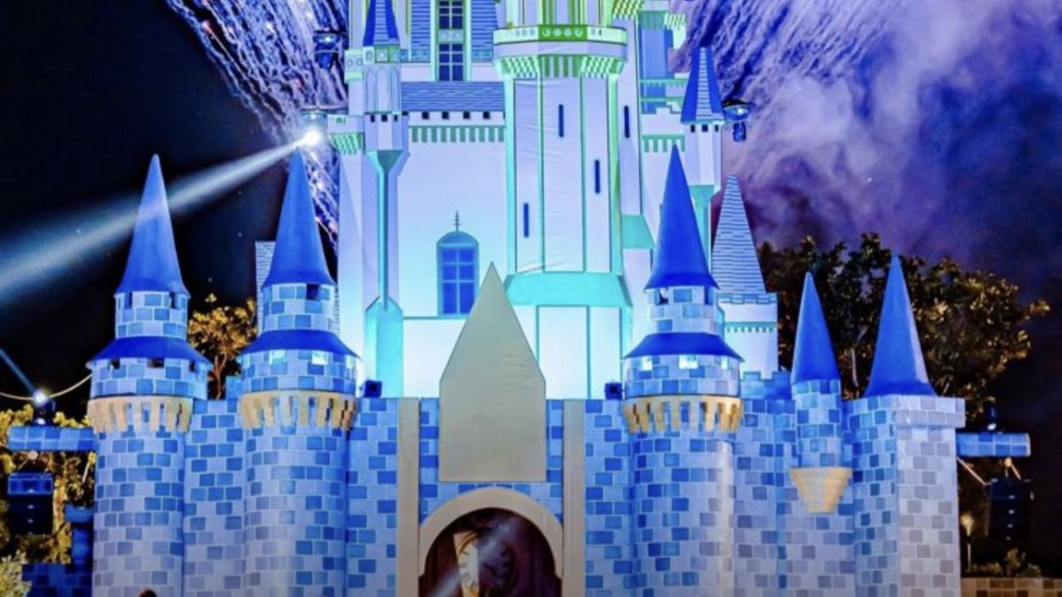 Como destaque do parque, há um castelo gigante cenográfico totalmente iluminado e com projeções mapeadas