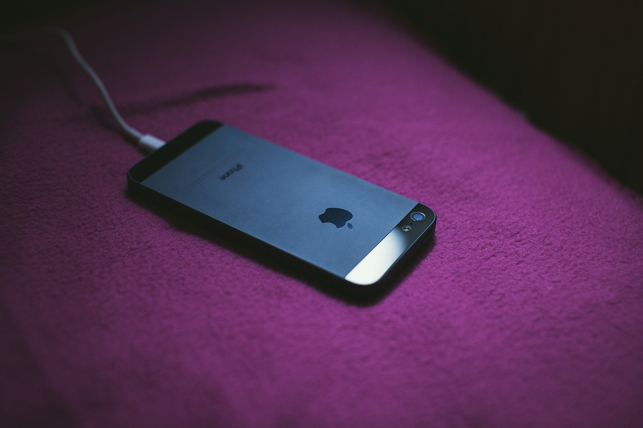 Segundo a Huawei, ligar o celular antes da fonte pode gerar descargas elétricas prejudiciais aos circuitos internos e reduzir a vida útil do aparelho/Pixabay
