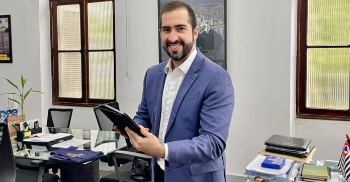 O prefeito de São Vicente, Kayo Amado, em seu gabinete