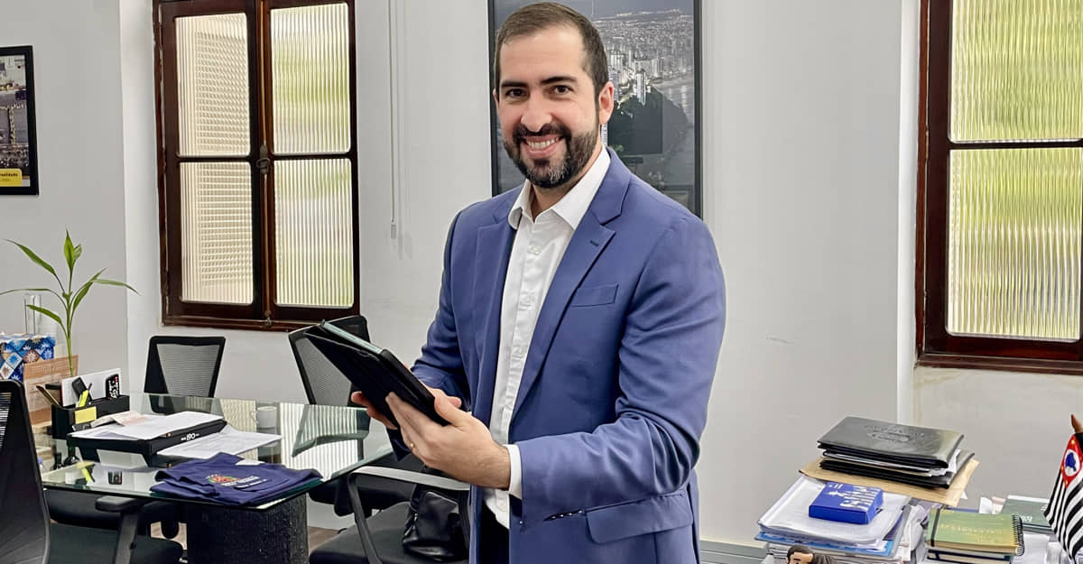 O prefeito de São Vicente, Kayo Amado, em seu gabinete