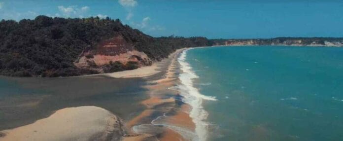 Na maré baixa, formam-se piscinas naturais, perfeitas para momentos de relaxamento