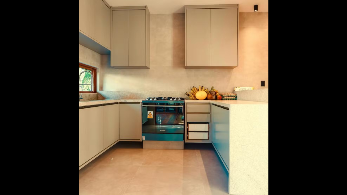 Cozinha extensa e bem equipada da mansão / Reprodução/Instagram