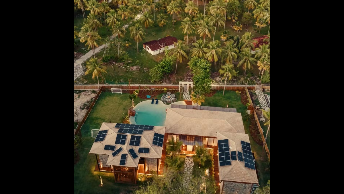 O espaço de lazer é complementado por um jardim com paisagismo tropical / Reprodução/Instagram