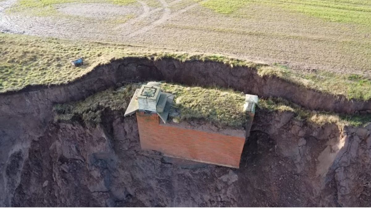 O Conselho de East Riding of Yorkshire emitiu um alerta urgente para que a população evite a área, tanto no topo do penhasco quanto na praia abaixo (UndercoverDrone/YouTube/Reprodução)
