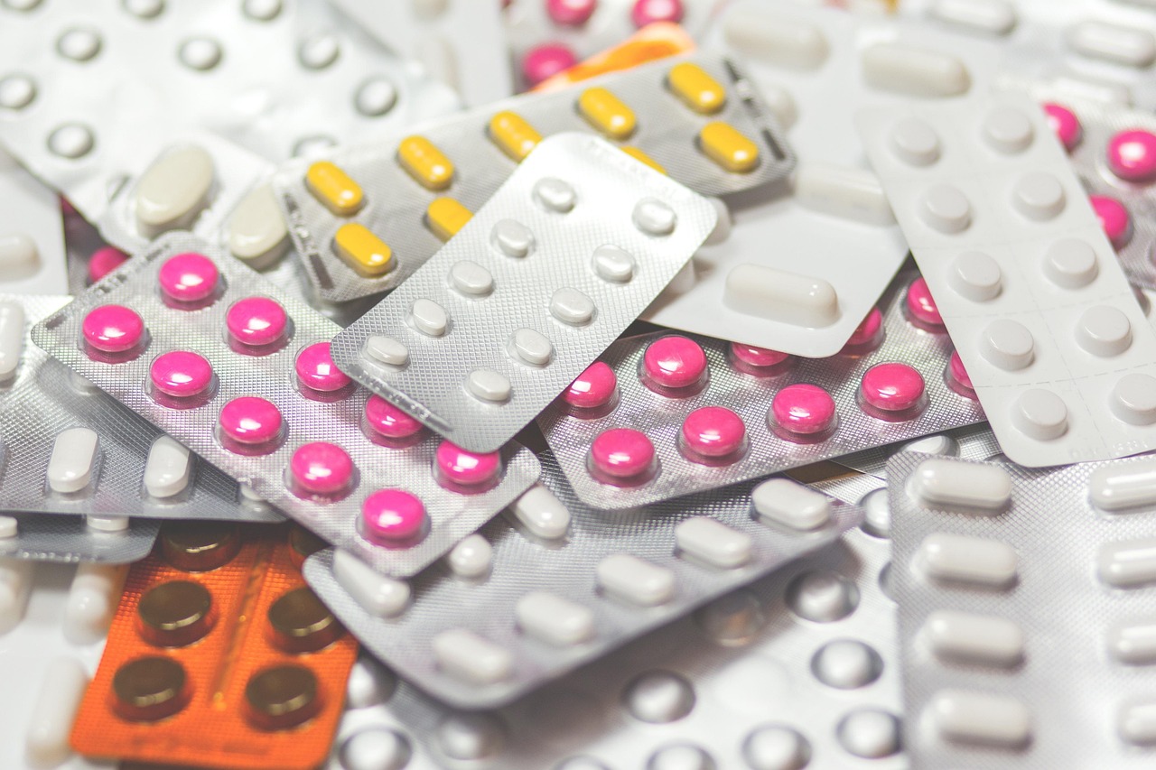 Paracetamol e ibuprofeno têm funções diferentes e devem ser usados conforme a intensidade dos sintomas da gripe /Pixabay