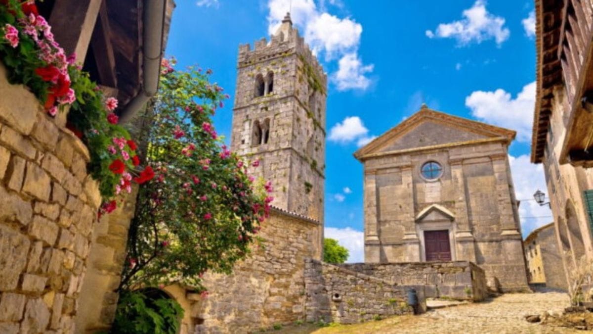 Para preservar a tranquilidade dos poucos habitantes, a menor cidade do mundo possui regras rígidas de circulação. O acesso de ônibus e veículos de turistas é permitido somente até as 14h30, garantindo que os moradores desfrutem do silêncio medieval após o horário comercial/Reprodução