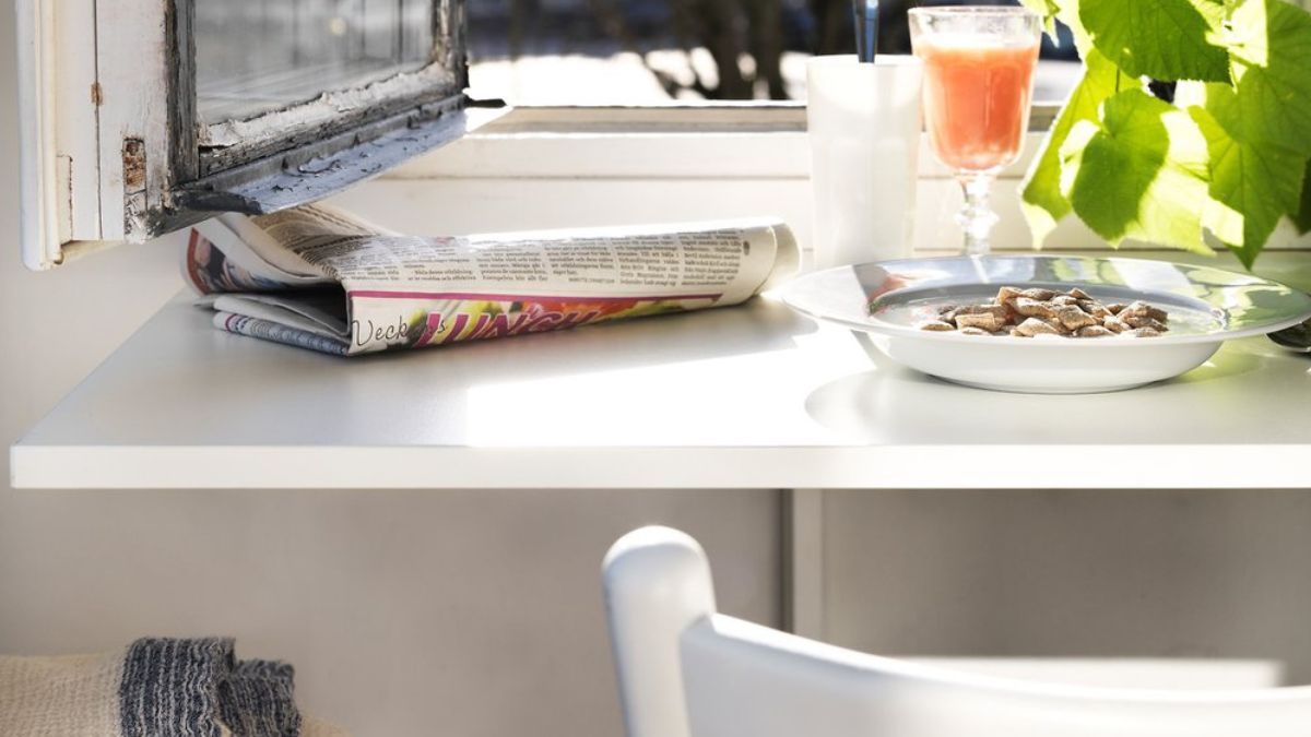 A mesa rebatível Norberg prova que o design inteligente supera o tamanho: uma solução compacta que cria uma península funcional em segundos, sem comprometer a área de circulação da sua cozinha/Ikea