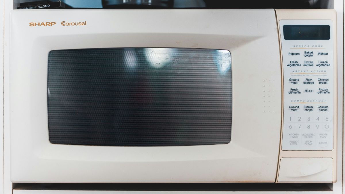 O fenômeno do superaquecimento faz o líquido passar dos 100°C sem borbulhar, liberando energia de forma violenta ao ser mexido. Para evitar queimaduras, coloque sempre uma colher de madeira no copo para ajudar na saída do vapor/Unsplash