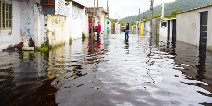 Algumas ruas da cidade viraram grandes rios e mais de 500 famílias ficaram desalojadas