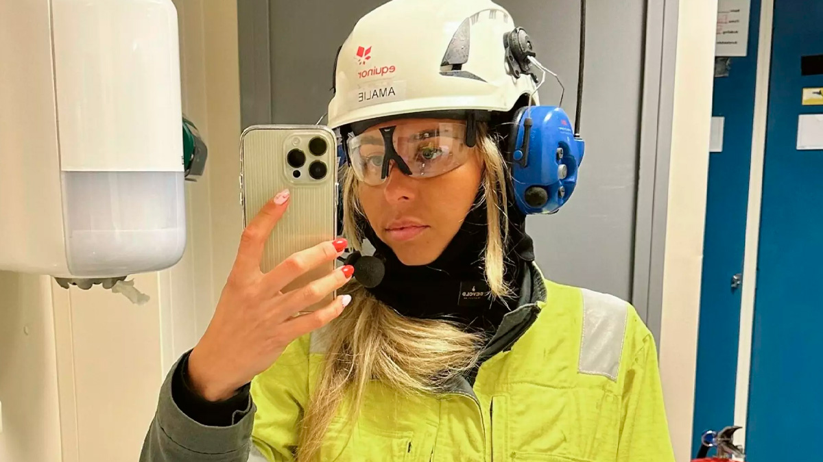 Ela voa de helicóptero para o trabalho, tem cerca de 250 dias de folga por ano e pode ganhar até R$ 720 mil anuais.