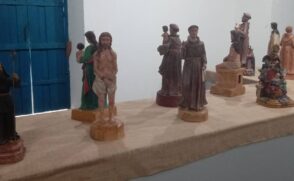 Mostra propõe um resgate à tradição barroca com diversas esculturas tradicionais