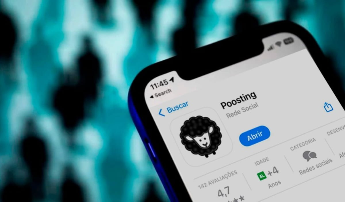 A plataforma opera com feed 100% cronológico, sem curadoria automatizada ou recomendação com base em comportamento