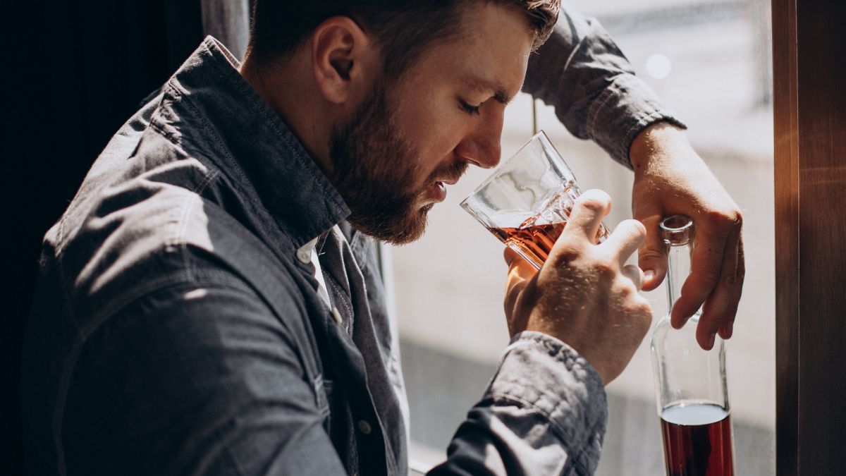 Saiba por que acordar cansado e sentir ansiedade podem ser sinais de consumo excessivo de álcool