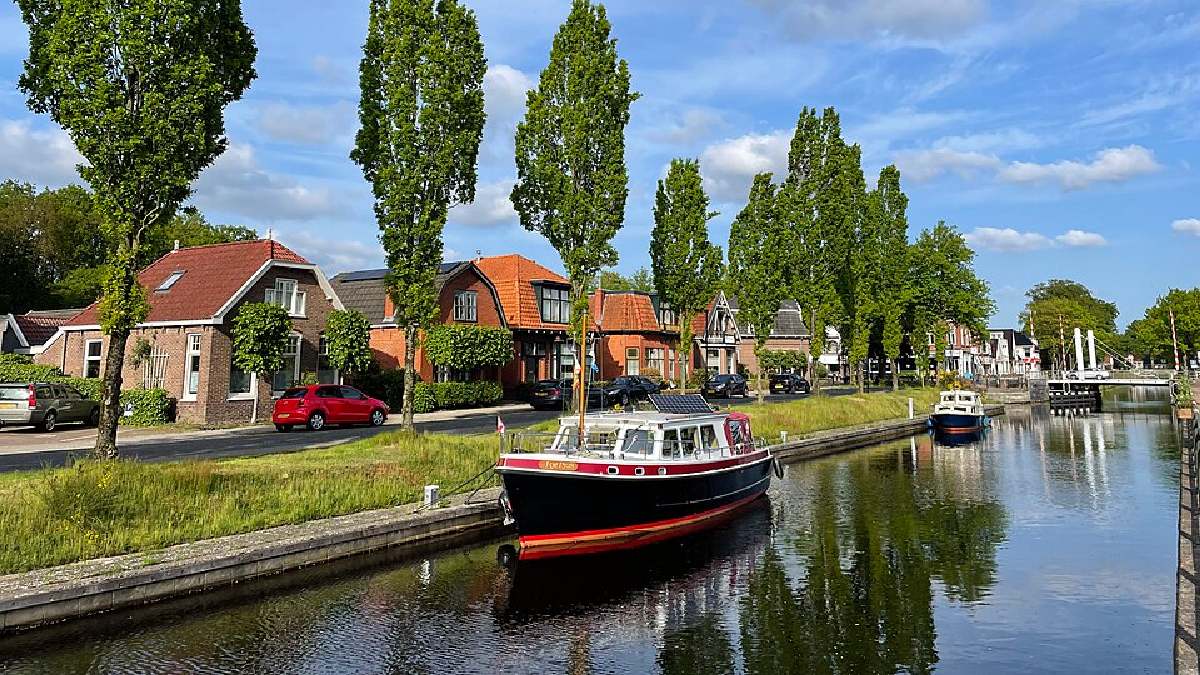 Em Oosterwold, em Almere, regra no contrato pede cultivo em metade da propriedade e moradores recebem apoio para começar a plantar