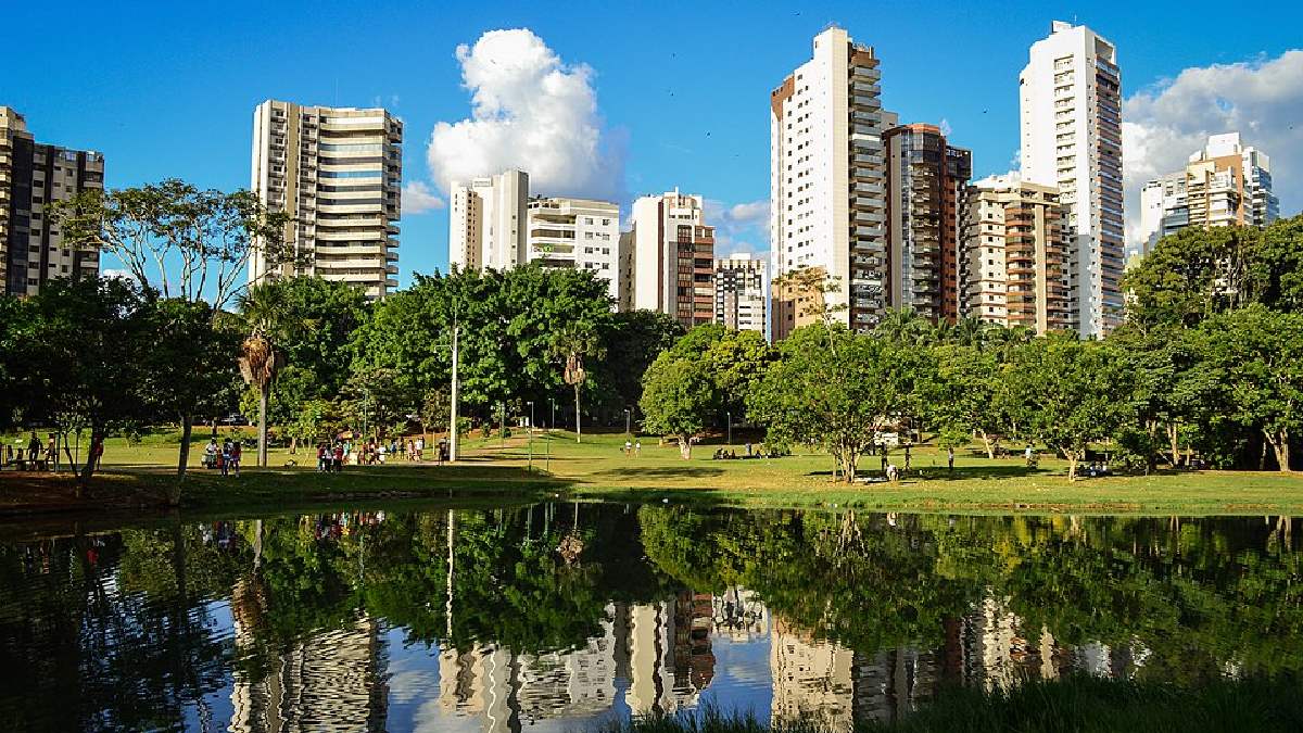 Cidade reúne mais de 1 milhão de árvores em parques e bosques e virou referência para o PlaNAU, lançado em 2025