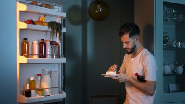 Entenda a importância de nutrir o corpo corretamente para evitar episódios de fome noturna