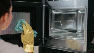 Entenda por que cozinheiros experientes preferem o fogão e o forno em vez da rapidez do micro-ondas