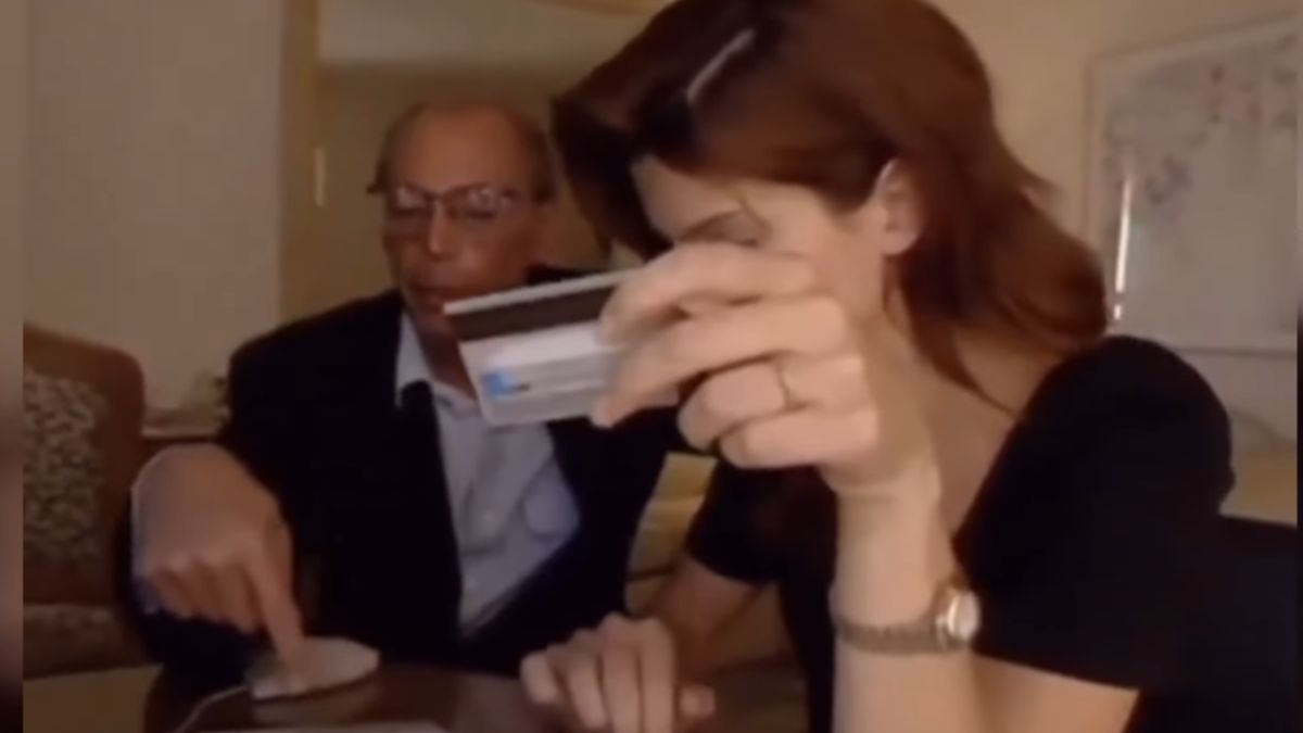 Na ocasião, Sandra Bullock estava presente com a sua equipe para realizar a compra (Reprodução/YouTube)