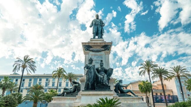 Localizada na entrada da Baía de Todos-os-Santos, a metrópole oferece uma experiência urbana rara: arranha-céus corporativos convivem com terreiros centenários