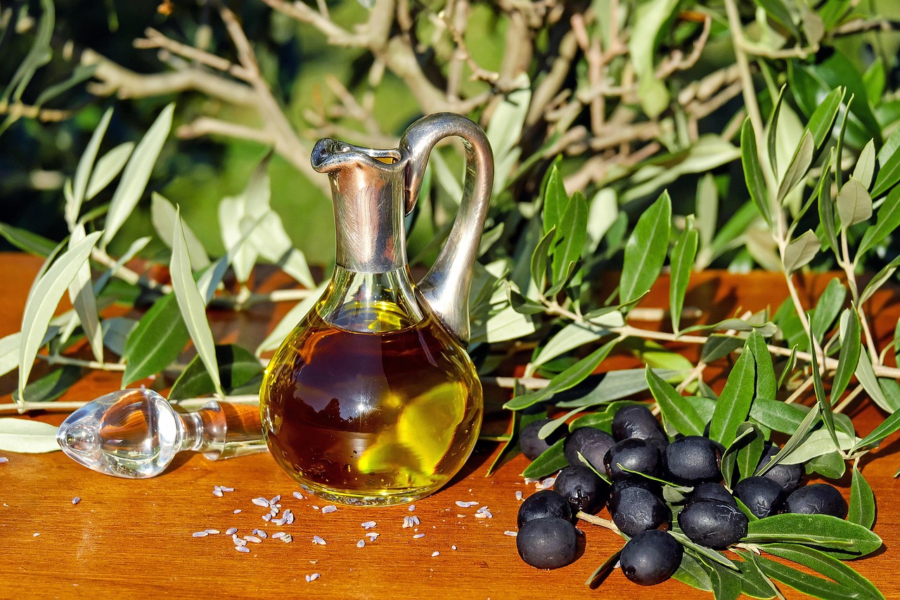 Uma colher de azeite extravirgem em jejum virou hábito de muita gente. Antioxidantes, gorduras boas e possíveis benefícios digestivos explicam a curiosidade mas a regra é clara: constância sem exagero/Pixabay