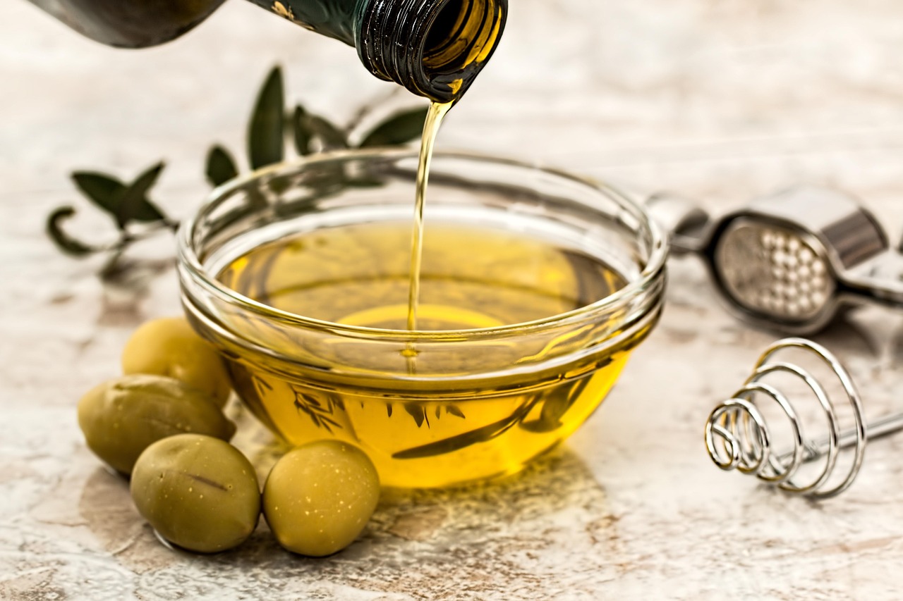 Rico em polifenóis, vitamina E e gordura monoinsaturada, o azeite extravirgem ganha espaço além do prato. Em jejum, a recomendação é simples: até uma colher e atenção às calorias/Pixabay