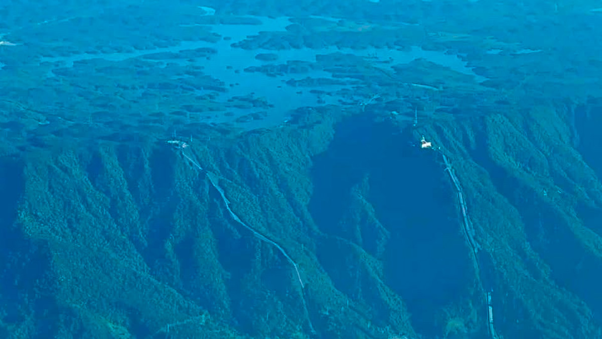 Entre curvas, estradas, árvores, rios e cachoeiras, um gigante monumento esculpido pela natureza separa dois grandes polos do Estado de São Paulo.