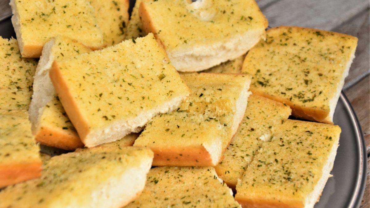 O pão de alho é um dos acompanhamentos mais amados do mundo, mas sua origem moderna remonta à culinária ítalo-americana, inspirada na tradicional bruschetta italiana regada a azeite e alho/Unsplash