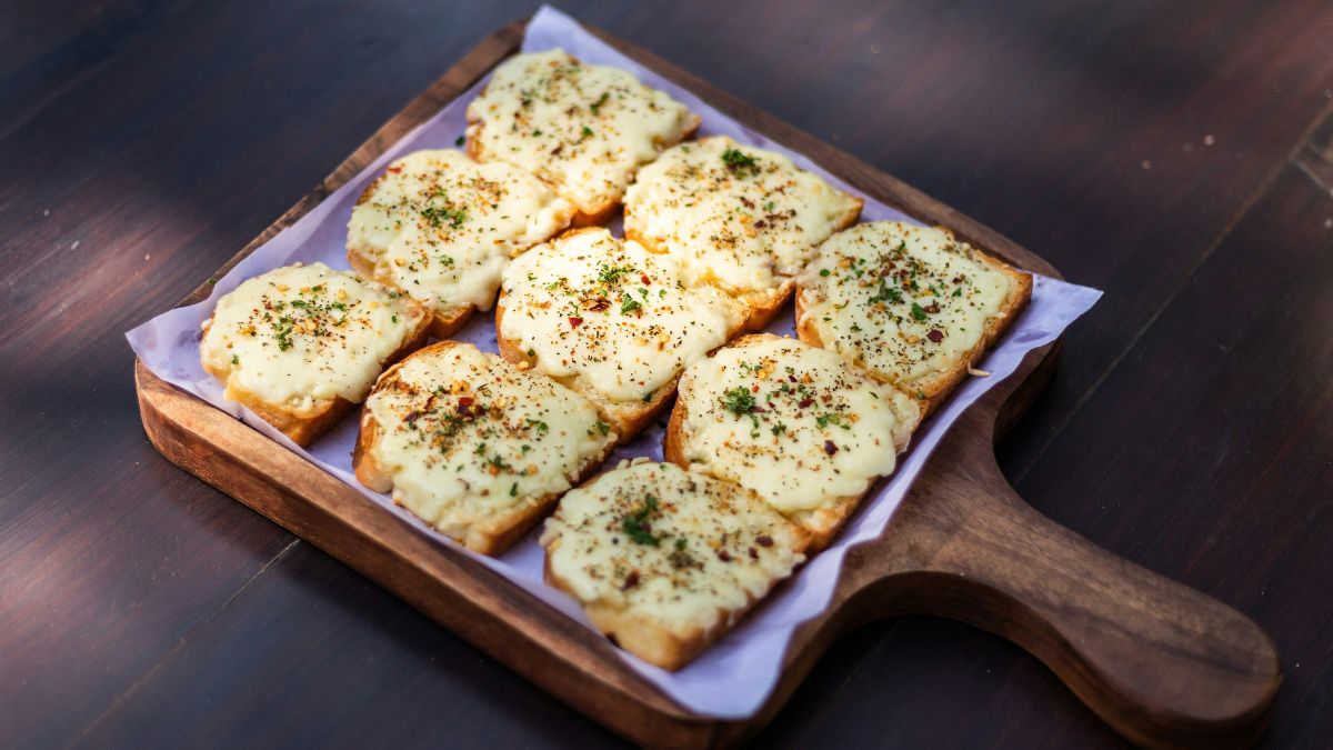 Em diferentes culturas, o pão de alho ganha variações regionais, como as purlenki búlgaras, que utilizam iogurte na massa para garantir uma textura mais macia e elástica/Unsplash