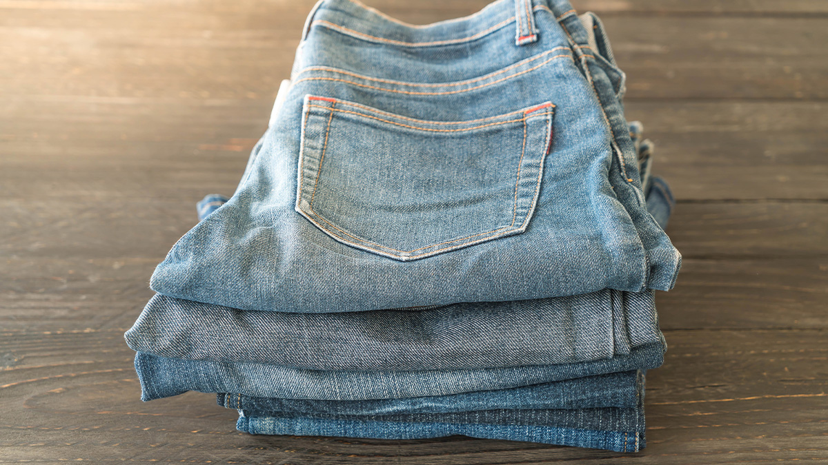 O termo watch pocket explica a função original desse compartimento na língua inglesa. Freepik