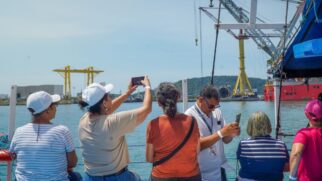 O programa PassaPorto é uma iniciativa que oferece passeios guiados de barco pelo canal