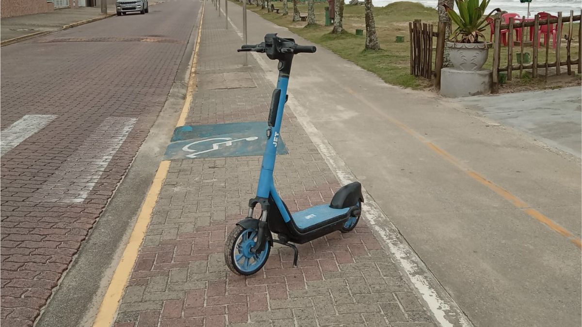 Os patinetes elétricos estão sendo bastante procurados por turistas em Itanhaém, em especial, na orla da praia no centro (Nayara Martins/DL)