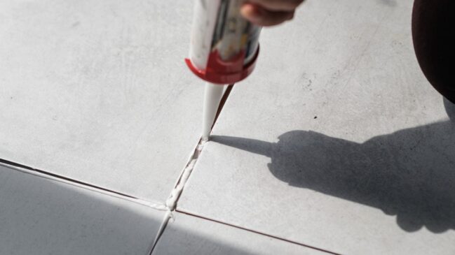 O uso contínuo desses produtos químicos é capaz de desgastar severamente a camada protetora do rejunte