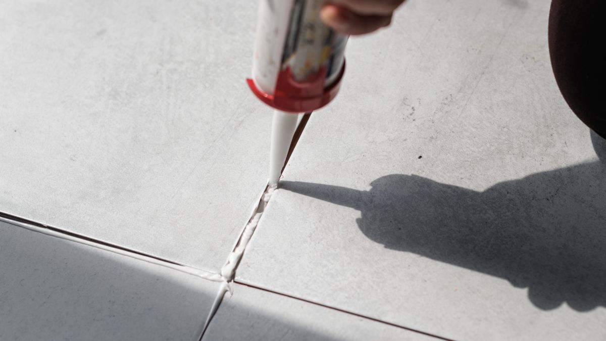 O uso contínuo desses produtos químicos é capaz de desgastar severamente a camada protetora do rejunte