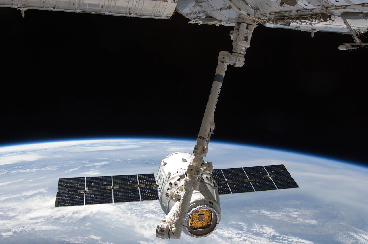 Um satélite orbitando a Terra sendo controlado pela NASA / PEXELS