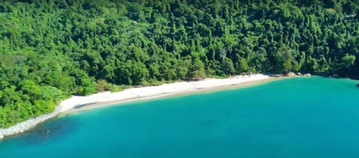 pesar da temperatura elevada da água, o oceano ali costuma ser bastante tranquilo, com poucas ondas