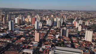 Localizada a 150 km da capital paulista, a cidade conta com uma grande importância na produção de laranjas